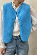 justine-teddy-mouwloos-vest-little-boy-blue-sweet-like-you-modelfoto-vooraanzicht-1