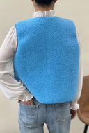 justine-teddy-mouwloos-vest-little-boy-blue-sweet-like-you-modelfoto-achteraanzicht-1