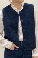 justine-teddy-mouwloos-vest-navy-sweet-like-you-modelfoto-vooraanzicht-4