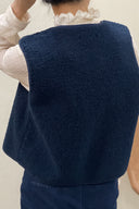 justine-teddy-mouwloos-vest-navy-sweet-like-you-modelfoto-achteraanzicht-1