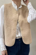 justine-teddy-mouwloos-vest-taupe-sweet-like-you-model-vooraanzicht-2