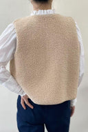 justine-teddy-mouwloos-vest-taupe-sweet-like-you-model-achteraanzicht-1