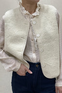 justine-teddy-mouwloos-vest-wit-sweet-like-you-modelfoto-vooraanzicht-1