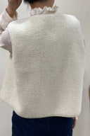 justine-teddy-mouwloos-vest-wit-sweet-like-you-modelfoto-achteraanzicht-1