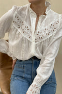 beth-broderie-blouse-wit-sweet-like-you-modelfoto-vooraanzicht-6