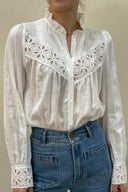 beth-broderie-blouse-wit-sweet-like-you-modelfoto-vooraanzicht-2