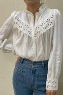 beth-broderie-blouse-wit-sweet-like-you-modelfoto-vooraanzicht-3