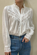 beth-broderie-blouse-wit-sweet-like-you-modelfoto-vooraanzicht-4