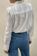 beth-broderie-blouse-wit-sweet-like-you-modelfoto-achteraanzicht-1