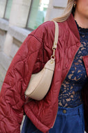 kyra-suede-schoudertas-sand-zand-sweet-like-you-lookfoto-zijaanzicht-1