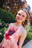 Peony-oorbellen-gold-sweet-like-you-modelfoto-vooraanzicht-5