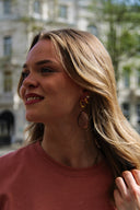 posy-oorbellen-beige-sweet-like-you-modelfoto-vooraanzicht-5