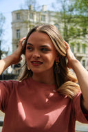 posy-oorbellen-beige-sweet-like-you-modelfoto-vooraanzicht-3