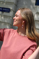posy-oorbellen-beige-sweet-like-you-modelfoto-zijaanzicht-1