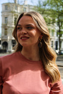 posy-oorbellen-beige-sweet-like-you-modelfoto-vooraanzicht-6