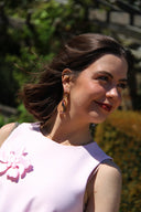 posy-oorbellen-beige-sweet-like-you-modelfoto-vooraanzicht-1