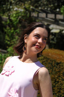 posy-oorbellen-beige-sweet-like-you-modelfoto-vooraanzicht-2