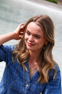Briony-oorbellen-gold-sweet-like-you-modelfoto-vooraanzicht-2
