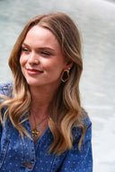Briony-oorbellen-gold-sweet-like-you-modelfoto-vooraanzicht-4