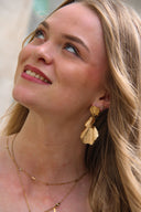 Camellia-oorbellen-gold-sweet-like-you-modelfoto-close-up-1
