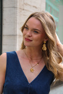 Camellia-oorbellen-gold-sweet-like-you-modelfoto-vooraanzicht-1
