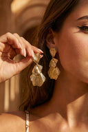 Camellia-oorbellen-gold-sweet-like-you-modelfoto-detail-1