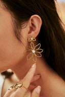 dahlia-oorbellen-goud-sweet-like-you-modelfoto-vooraanzicht-4