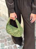 lottie-suede-studs-schoudertas-olive-sweet-like-you-modelfoto-vooraanzicht-1