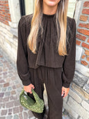 lottie-suede-studs-schoudertas-olive-sweet-like-you-modelfoto-bovenaanzicht-2
