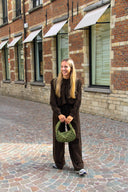 lottie-suede-studs-schoudertas-olive-sweet-like-you-modelfoto-vooraanzicht-2