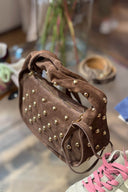 lottie-suede-studs-schoudertas-taupe-productfoto-bovenaanzicht-1