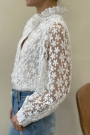 josette-broderie-blouse-cream-sweet-like-you-modelfoto-zijaanzicht-1