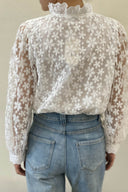 josette-broderie-blouse-cream-sweet-like-you-modelfoto-achteraanzicht-1