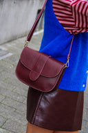 maan-leren-schoudertas-bordeaux-lookfoto-vooraanzicht-1