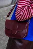 maan-leren-schoudertas-bordeaux-lookfoto-vooraanzicht-2