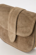 maan-suede-schoudertas-taupe-sweet-like-you-productfoto-detail-1