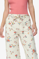 Adanna-bloemen-denim-jeans-broek-shortbread-Moves-modelfoto-detail-2