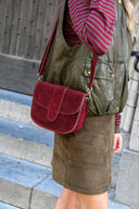 maan-suede-schoudertas-bordeaux-sweet-like-you-lookfoto-zijaanzicht-1
