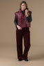 mini-mouwloos-puffer-jas-bordeaux-adore-paris-model-vooraanzicht-3