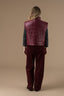 mini-mouwloos-puffer-jas-bordeaux-adore-paris-model-achteraanzicht-1