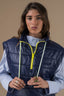 mini-mouwloos-puffer-jas-marine-adore-paris-model-vooraanzicht-4