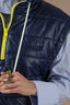 mini-mouwloos-puffer-jas-marine-adore-paris-model-detail-1