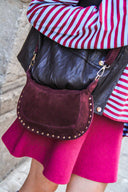 suede-crossbody-tas-met-studs-dark-burgundy-lookfoto-zijaanzicht-1