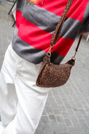 sweet-like-you-monica-suede-schoudertas-luipaard-lookfoto-bovenaanzicht-1