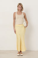 tess-gebreide-effen-tanktop-beige-sweet-like-you-modelfoto-vooraanzicht-1