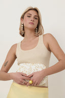 tess-gebreide-effen-tanktop-beige-sweet-like-you-modelfoto-vooraanzicht-2