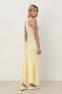 tess-gebreide-effen-tanktop-beige-sweet-like-you-modelfoto-zijaanzicht-1