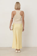 tess-gebreide-effen-tanktop-beige-sweet-like-you-modelfoto-achteraanzicht-1