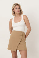 tess-gebreide-effen-tanktop-cream-sweet-like-you-modelfoto-vooraanzicht-1