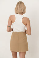 tess-gebreide-effen-tanktop-cream-sweet-like-you-modelfoto-achteraanzicht-1